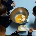 Hoje os traquinas e os brincalhões juntaram-se para fazer bolinhos de côco. Quando os… Hoje os traquinas e os brincalhões juntaram-se para fazer bolinhos de côco. Quando os…
